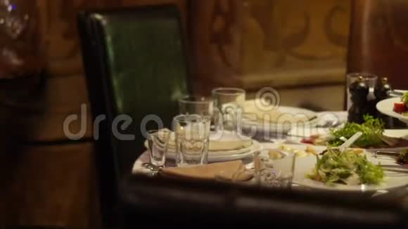 餐厅的餐桌上提供宴会晚餐视频的预览图