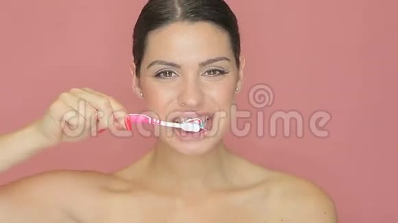 有牙刷的漂亮女人视频的预览图