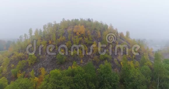 空中无人机录像日落时分在雾中观赏森林草地和山丘的秋山光线非常柔和视频的预览图