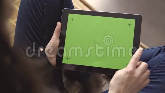 女孩手持平板电脑与标记屏幕视频的预览图