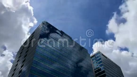 蓝天玻璃建筑时间推移视频的预览图
