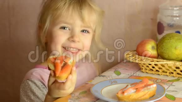 滑稽可爱的小女孩吃鲑鱼鱼视频的预览图