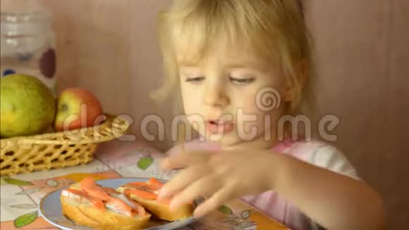 滑稽可爱的小女孩吃鲑鱼鱼视频的预览图