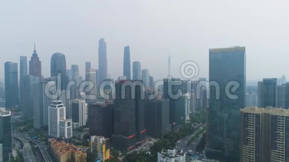 广州城市天际线和烟雾中国广东空中景观视频的预览图