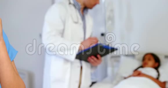 护士用手机说话视频的预览图