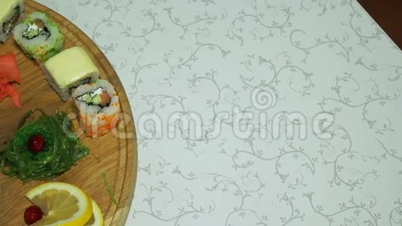 带有芥末和生姜的白色盘子里的美味寿司卷视频的预览图