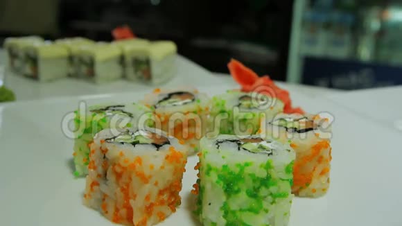 带有芥末和生姜的白色盘子里的美味寿司卷视频的预览图