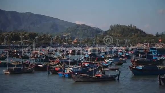 传统渔船上的小浪越南高清视频的预览图