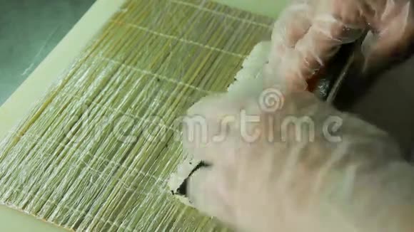 把寿司卷用竹垫卷起来视频的预览图