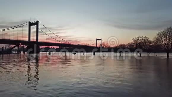 从空中俯瞰杜伊斯堡市2018年1月洪水期间的天际线视频的预览图