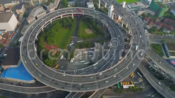 中国上海2017年5月5日南浦大桥公路交汇处鸟瞰现代建筑视频的预览图