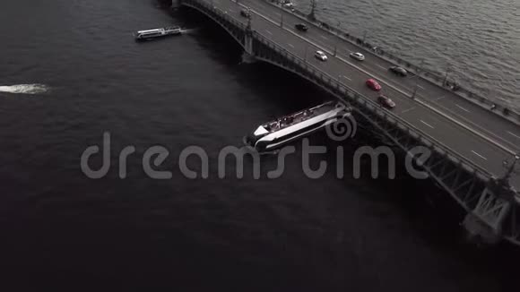 乘船与游客在城市的一条河渠视频的预览图