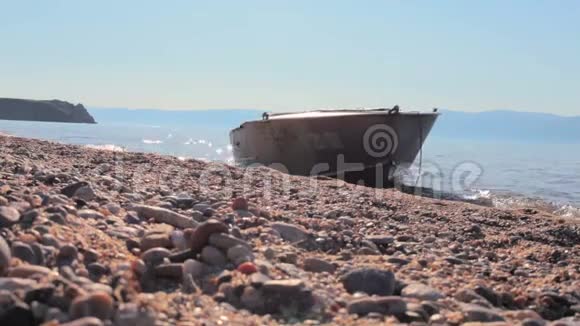 贝加尔湖岸边的金属船视频的预览图