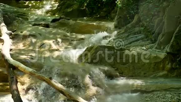 带岩石的小山河山中的河流野生动物自然美景视频的预览图