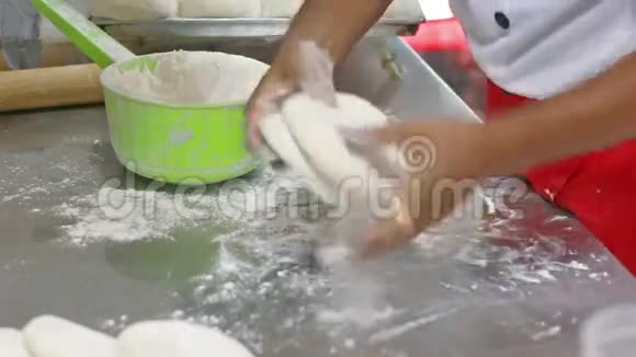 合手厨师揉面团做披萨视频的预览图