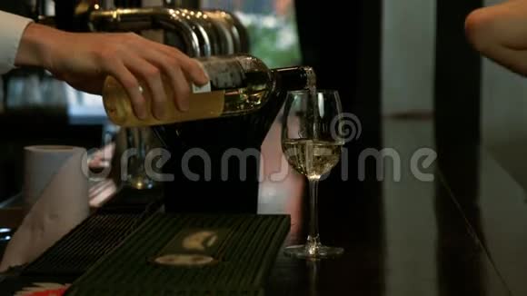 酒保为女性提供白酒视频的预览图