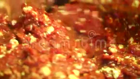 用红胡椒和奶酪煮番茄酱视频的预览图