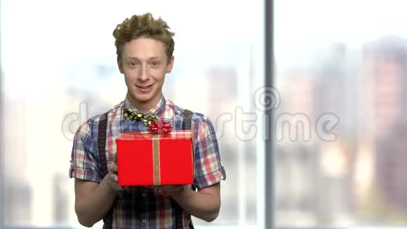 可爱的少年拿着礼物盒视频的预览图