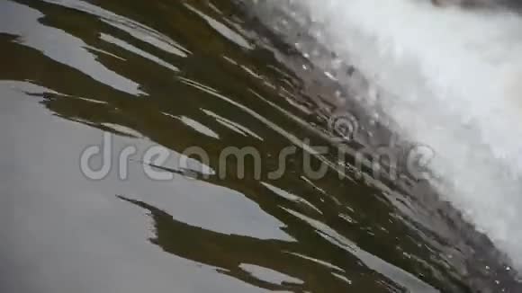 瀑布和飞溅水滴的俯视图视频的预览图