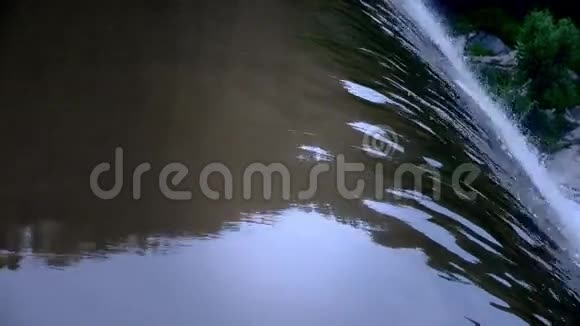 瀑布和飞溅水滴的俯视图视频的预览图