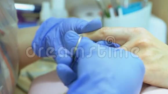 五金美甲特写美甲护理美妇在美容院有清漆的美甲指甲治疗视频的预览图