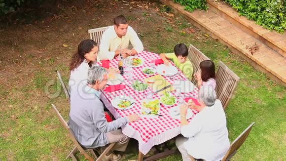 一家人在户外吃晚饭视频的预览图