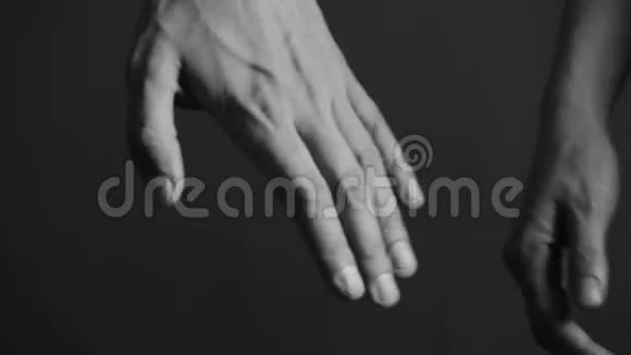 近距离的男人和女人的手在模糊的背景上紧握在一起视频的预览图