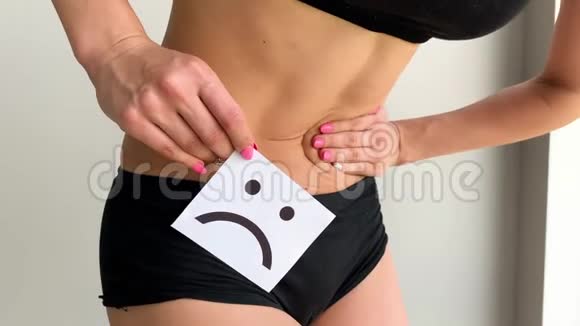 妇女健康女性持悲伤微笑卡近胃视频的预览图