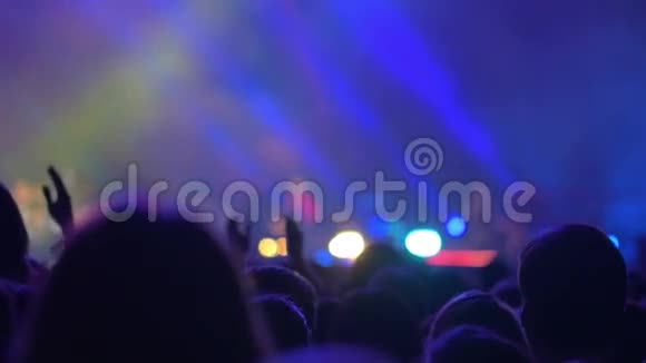 人们在夜间音乐会上拍手视频的预览图