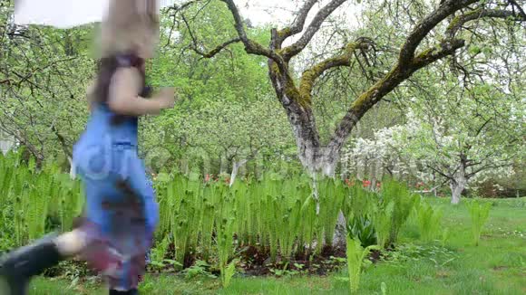 女人蕨类植物花园靴子视频的预览图