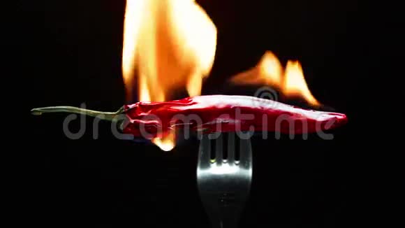 在叉子上烧红辣椒视频的预览图