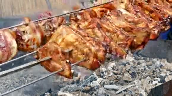 猪肉指节和信标在烤架上做饭4K视频的预览图