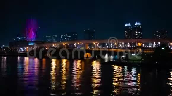 夜游游乐园附近的摩天轮东京时间流逝视频的预览图