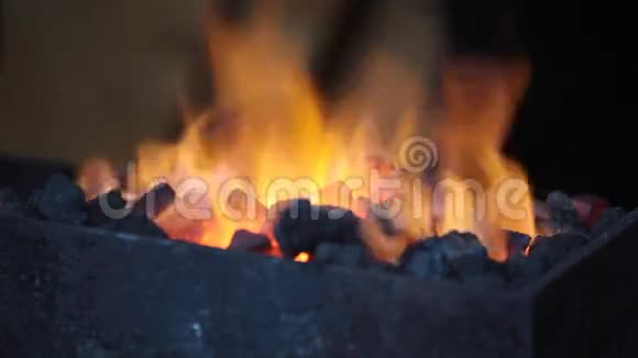 火的火焰在锻造的号角中燃烧视频的预览图