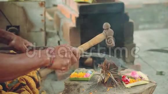 巴厘岛铁匠制造工具的传统方式视频的预览图