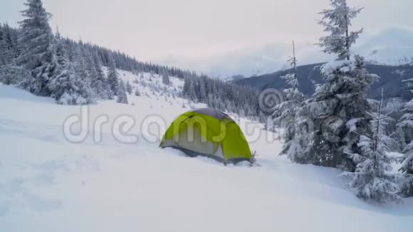 在山里的冬季旅行视频的预览图