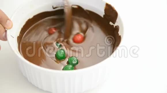 融化的巧克力和樱桃视频的预览图