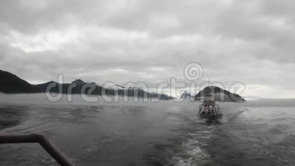 船拖在雾中的太平洋水在背景山脉阿拉斯加视频的预览图