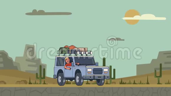 带有行李的动画车在屋顶和微笑的家伙后面的车轮骑过峡谷沙漠移动车辆视频的预览图