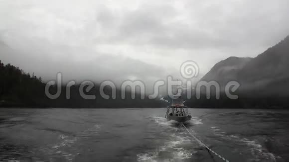船拖在雾中的太平洋水在背景山脉阿拉斯加视频的预览图