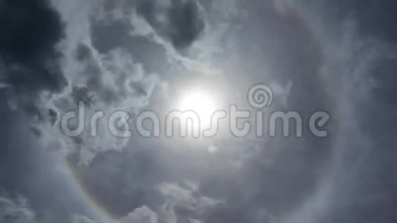 带光环的日冕彩虹和蓝天云时间推移视频的预览图