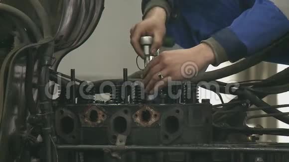 汽车齿轮箱修理汽车修理车间视频的预览图