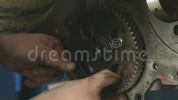 汽车齿轮箱修理汽车修理车间视频的预览图