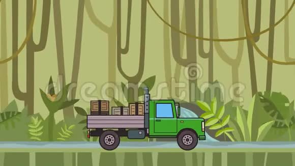 充满活力的绿色卡车后备箱里的箱子穿过雨林在丛林和河流背景下移动重型汽车视频的预览图