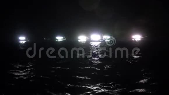 晚上在海上钓鱼船视频的预览图