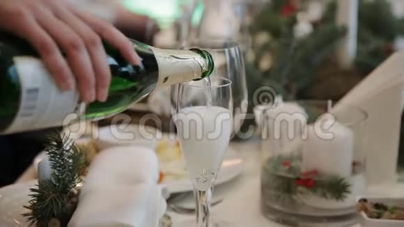 服务员把香槟倒进玻璃杯里视频的预览图