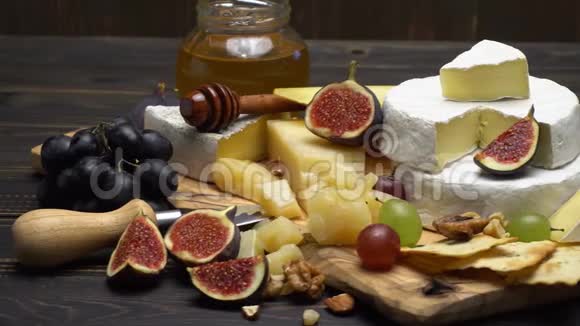 各种类型奶酪的视频帕尔马干酪布里干酪切达干酪视频的预览图