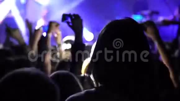 音乐会上的人拍摄视频或照片视频的预览图