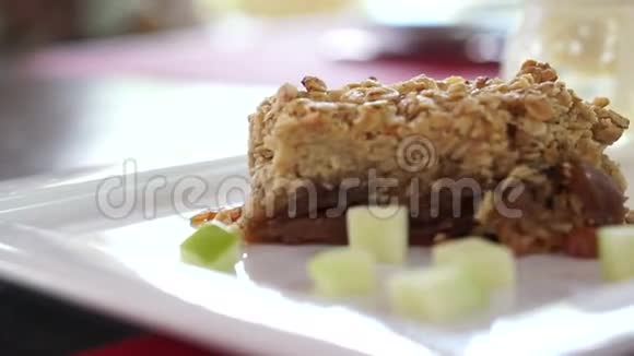 新鲜的苹果派脆饼上面有香草冰淇淋和鞭子奶油视频的预览图