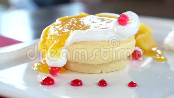 吃芒果芝士蛋糕配上新鲜水果装饰视频的预览图